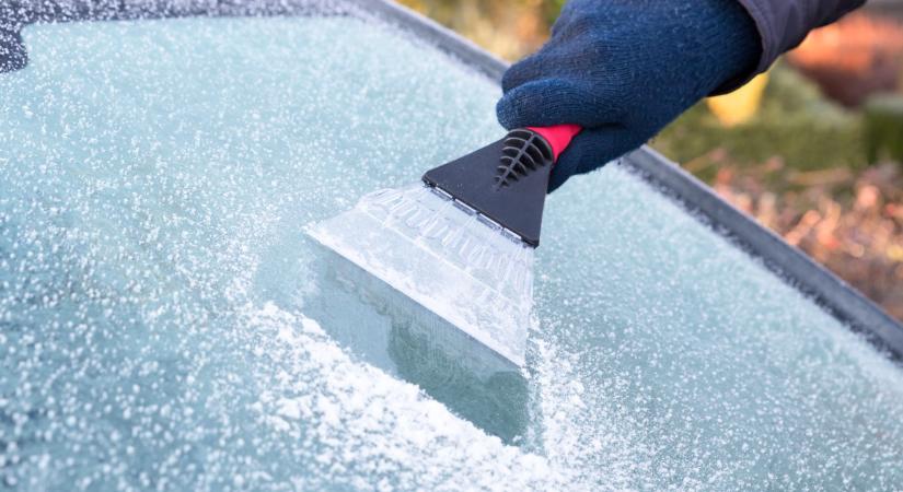 Berepedhet az autód szélvédője, ha így próbálod jégteleníteni