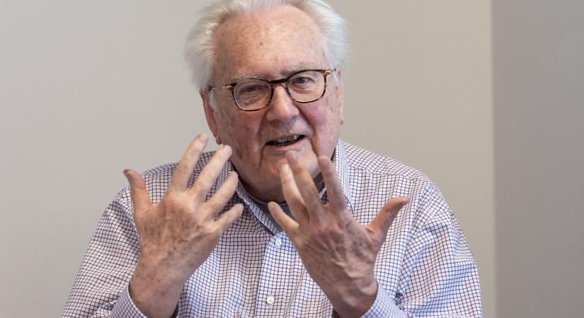 Róna Péter: Orbán Viktor a biztos összeomlás felé vezeti az országot