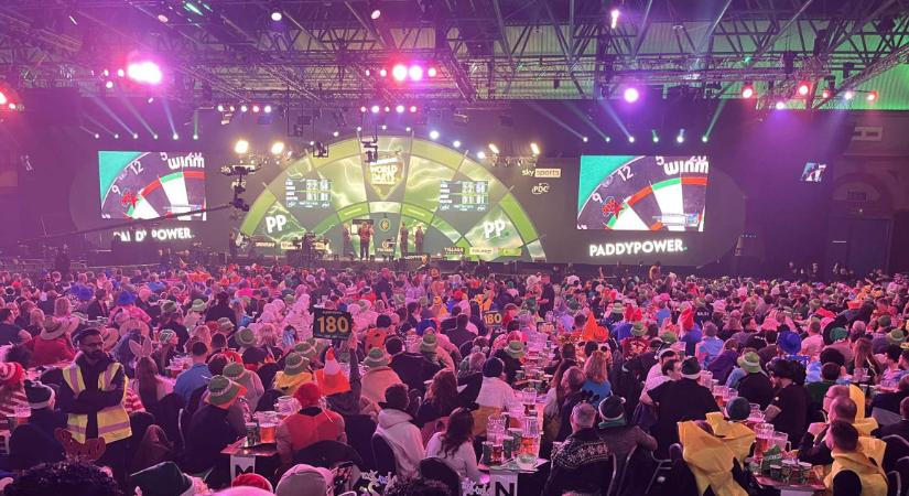 Ilyen az újévet Londonban berobbantani egy darts-vb elődöntővel