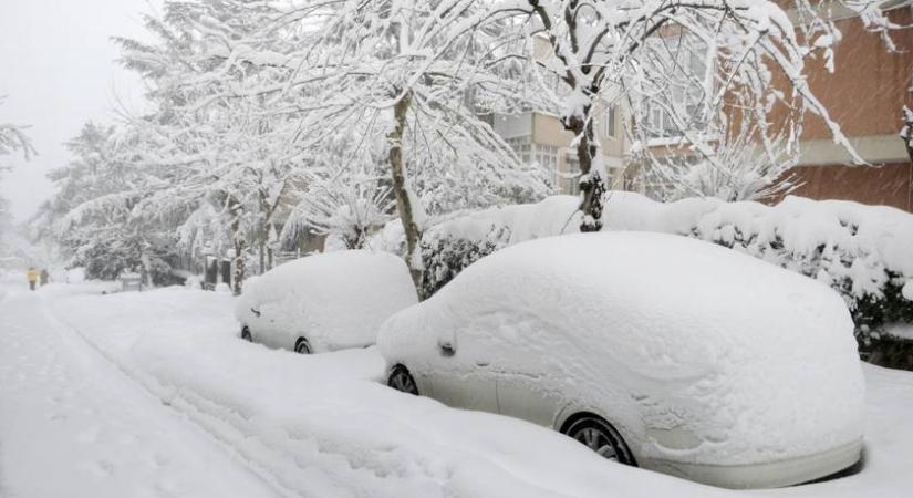 Tankokkal mentették az elakadt gépjárműveket: 60 éve ilyen volt a tél