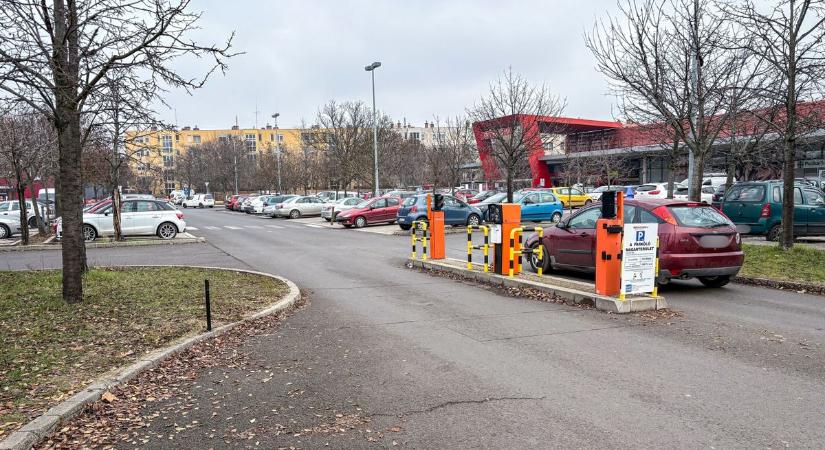 Sok autós marad hoppon, parkolási káosz alakult ki az Interspar környékén