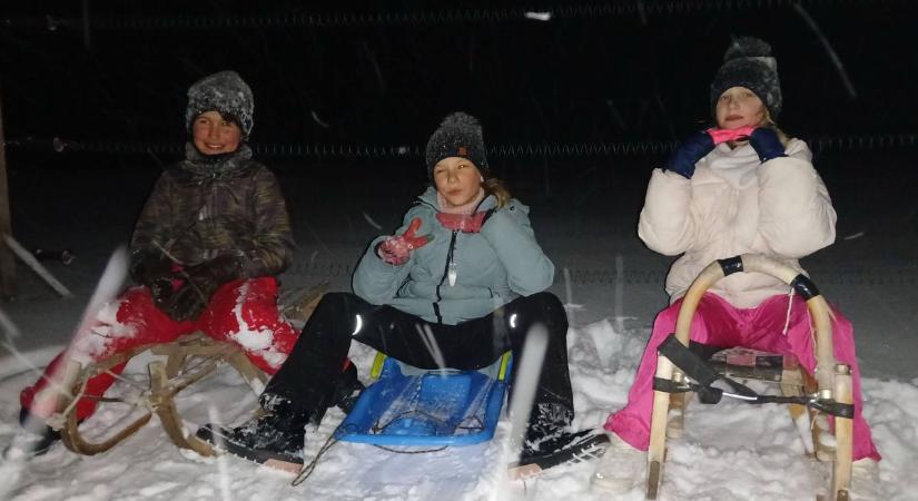 Nem kellett messzire menni: saját szánkópályán csapathatták a gyerekek