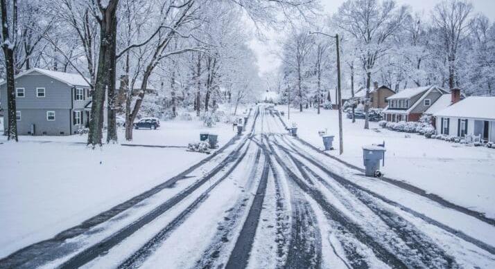 A hó a kukásautókat is megállította – Több településen késik a szemétszállítás