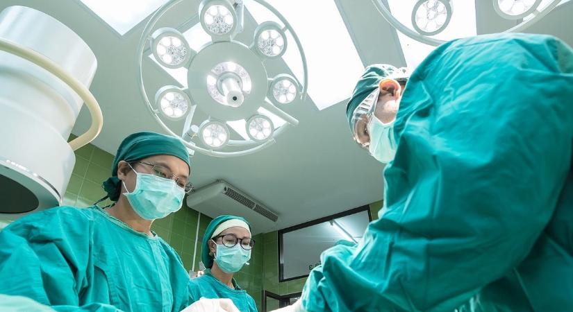 A halál küszöbére került egy nő, furcsa folyadék szivárgott a mellimplantátumából