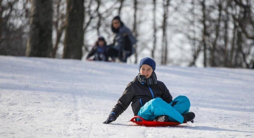 Szombat, hó, kacagás: a legjobb szánkózóhelyek Budapesten és környékén