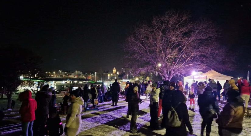 Hó, gyerekzsivaj, meleg italok – csaknem ezren vettek részt az első Siófoki Szánkópartin