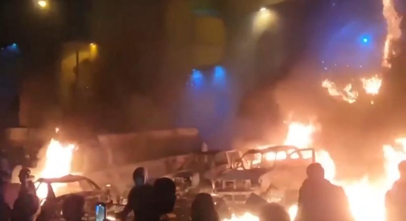 Teherán lángokban: tömegek követelik a 47 éve uralkodó rezsim bukását