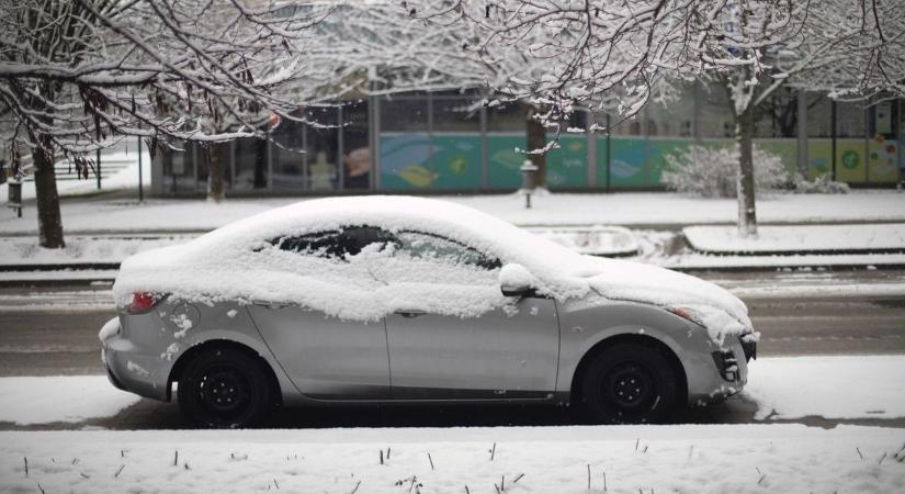 Ez az apró szokás télen lassan tönkreteszi az autó motorját, mégis rengetegen csinálják