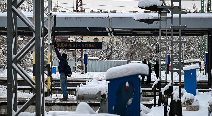 Késések, járatkimaradások, nem bír a MÁV és a Volán a téllel