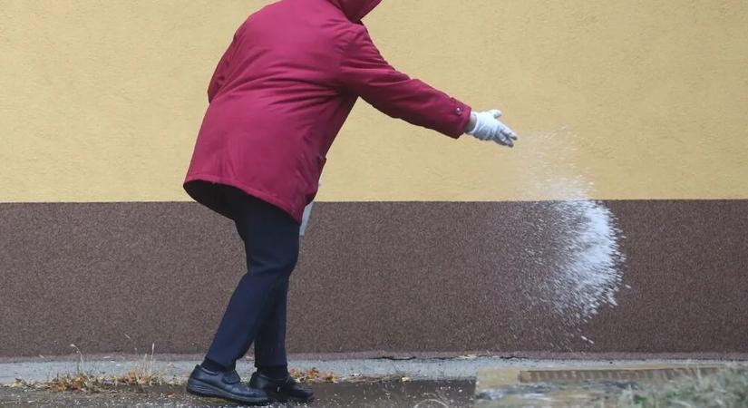 Pénzbírság jár, ha nem foglalkozunk a házunk előtt lévő ónos esővel