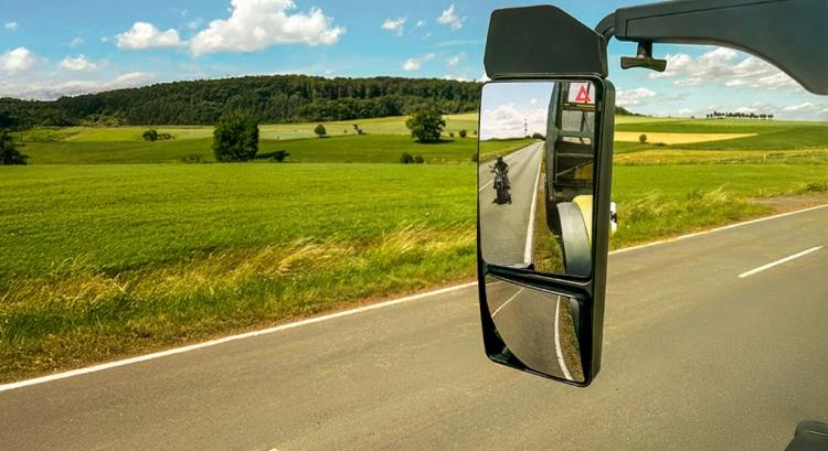 Radaros kanyarodássegítő a traktor tükrében