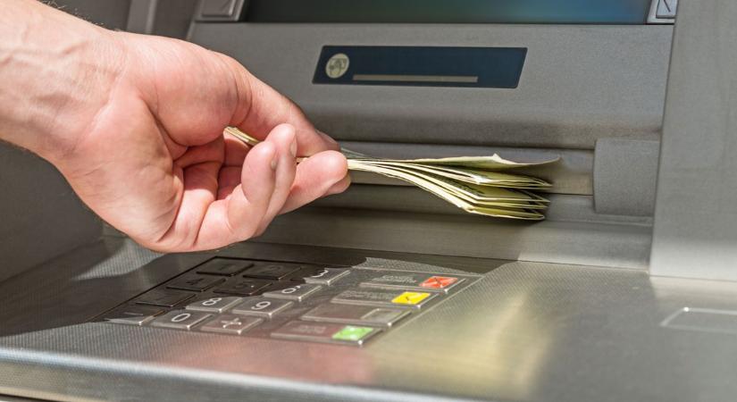 Leáll hazánk egyik legnagyobb bankja - gond lehet az utalással és a pénzfelvétellel is