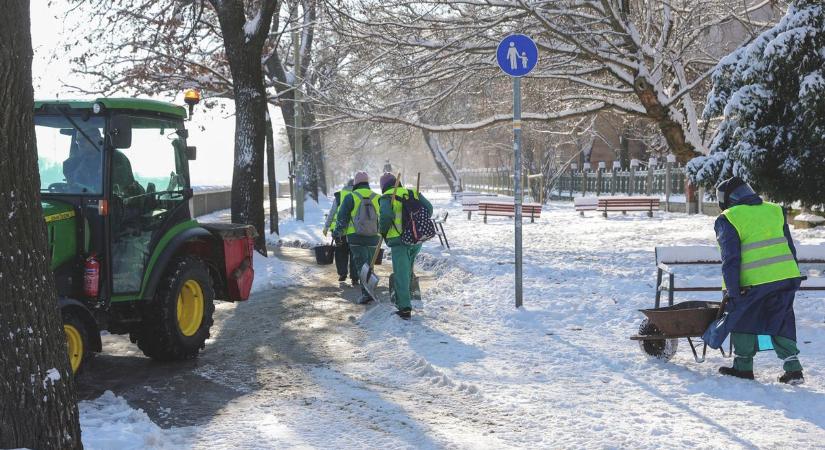 Fagyban és hóban: közel ezer kilométernyi utat tisztítanak meg Szegeden