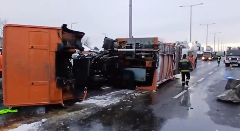 Felborult egy kukásautó az M3-ason, az M0-son egy autó repült át a betonelemeken