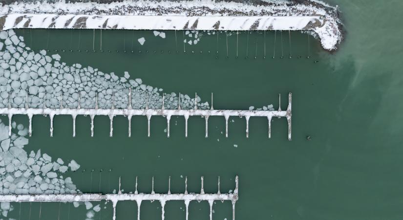 Újabb hidegfront éri el Magyarországot, elkezdett befagyni a Balaton – Híreink a hóhelyzetről szombaton