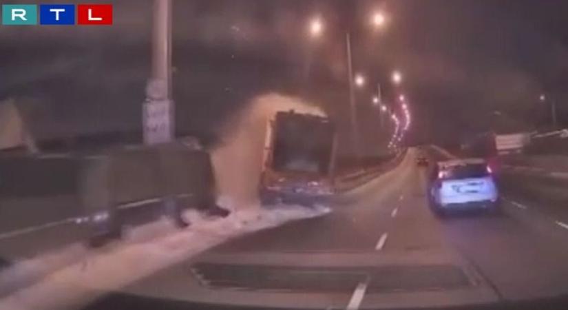 Elkerülhetetlen volt a baleset: bemutatták, hogy csúszott át egy kukásautó a szemközti sávba az M3-ason (VIDEÓ)