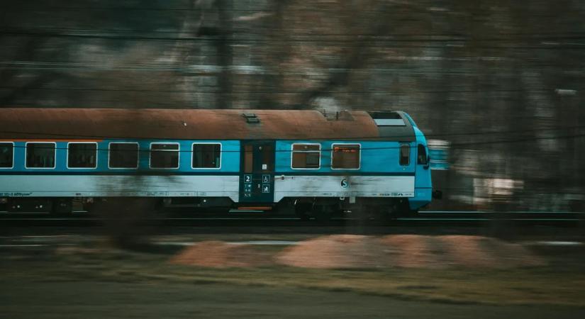 Hosszabb menetidőre kell számítanunk a vonat- és a buszközlekedésben