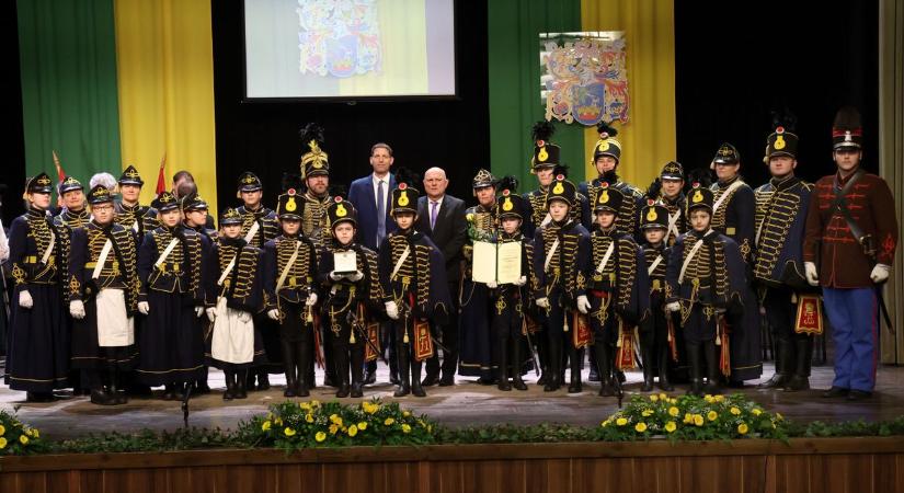 Ezek a gyerekek büszkén viselik az egyenruhát, fel is figyeltek rájuk a Sándor-palotában