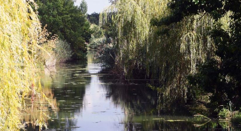 Titokzatos csatorna szeli ketté a bűbájos kisvárost – galériával