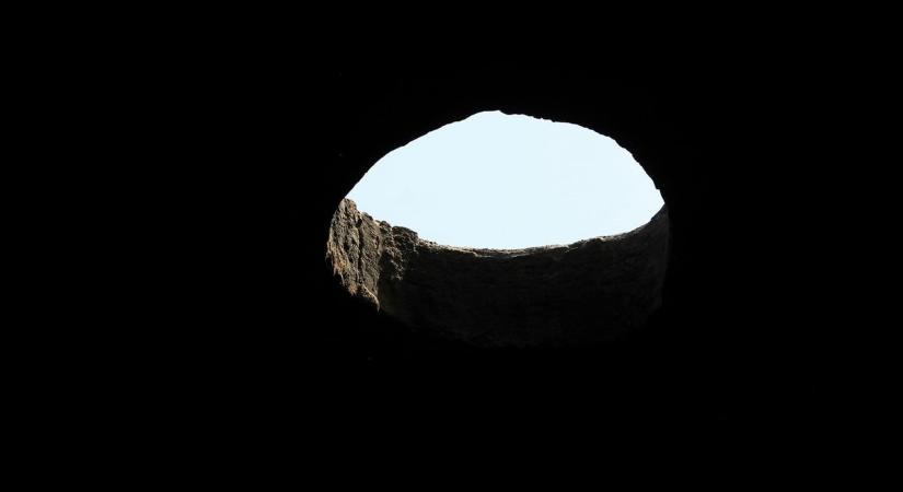 Drónnal repülnek a hatalmas Nógrád vármegyei kráter fölé, életveszélyes a közelébe menni