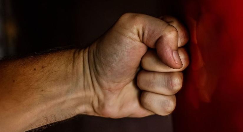 Térden állva könyörgött neki, mégis brutálisan megverte a kollégáját