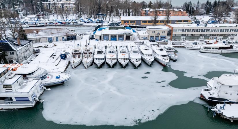 Lélegzetelállító drónfelvételeken a jégzajlás a Balatonon és a Velencei-tónál