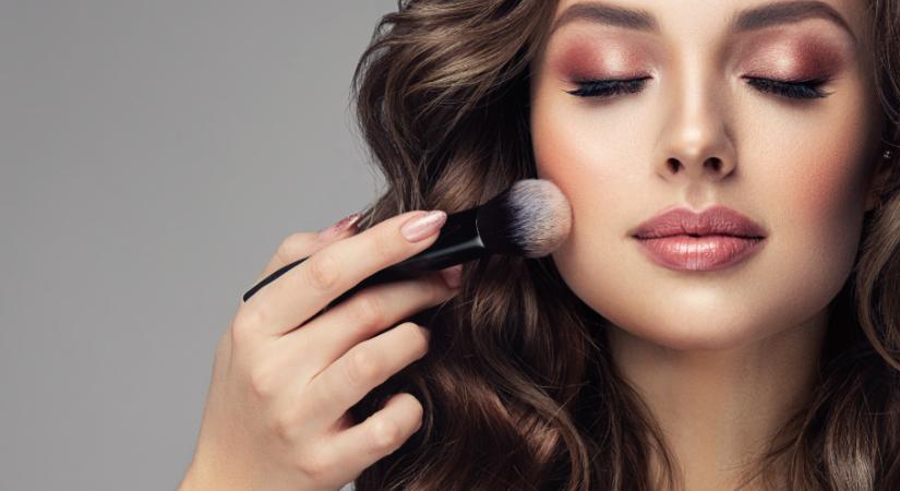 Jégkirálynő vagy természetes ragyogás? – a legjobb téli sminktrendek