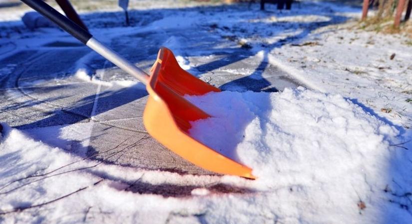 Hóhelyzet – nagy összefogással takarítják a település utcáit (videóval)