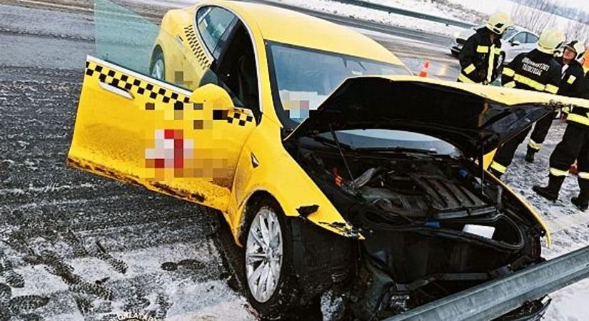 Szalagkorlátnak csapódott egy Tesla az M6-oson
