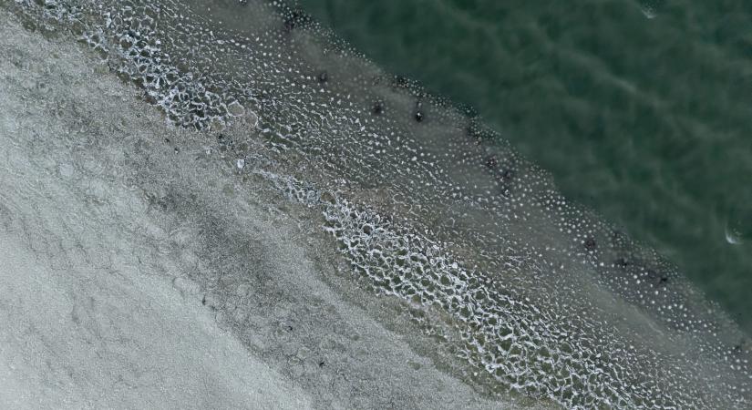 Hideg idő – Megbírságoltak egy férfit, aki besétált a Balaton jegére