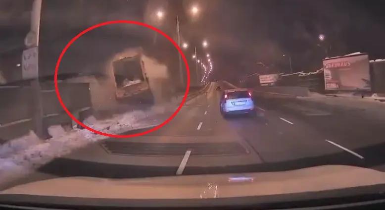 Videó: így szakította át a kukásautó a szalagkorlátot az M3 bevezető szakaszán!