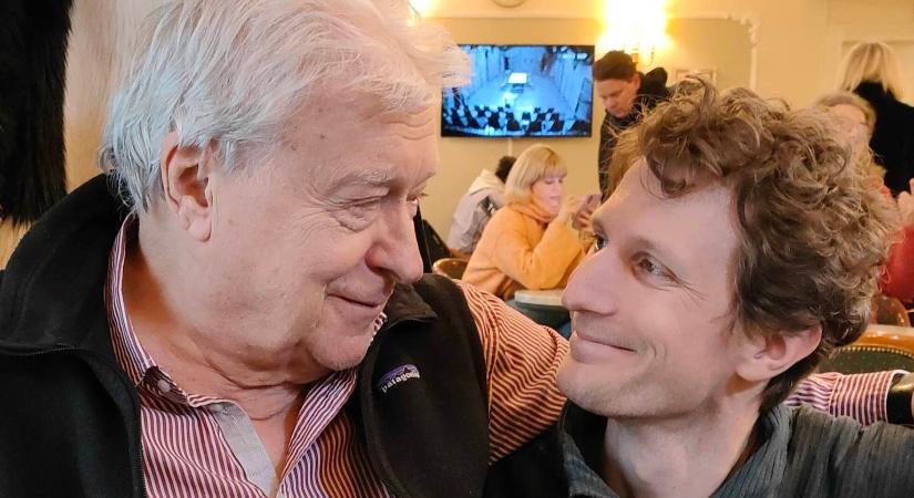 Lukács Sándor Zoltán Áronék írógépén folytatja költői munkásságát