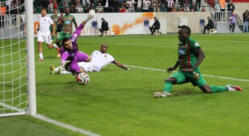 Győztes meccse után gorillamaszkban nyilatkozott az Újpest egykori csatára