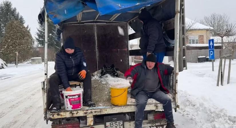 Nincs automata sószóró? Sebaj! Murakeresztúron megoldják, hogy ne csússzon az út!