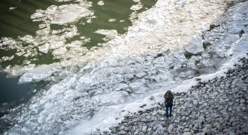 Hiába fagyott be néhol a Duna, tilos és életveszélyes a jégre lépni