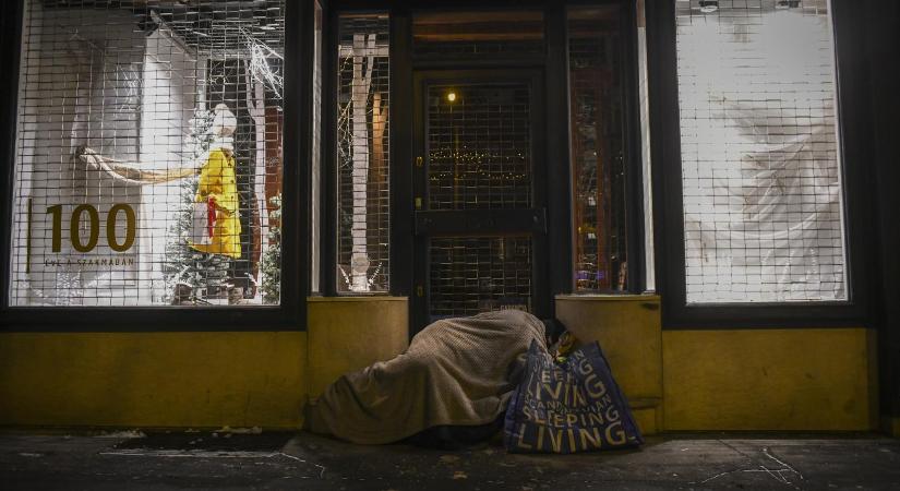 Az extrém hideg ellenére sok hajléktalan továbbra is az utcán tölti az éjszakát, és nehéz rávenni őket arra, hogy bemenjenek a melegedőkbe