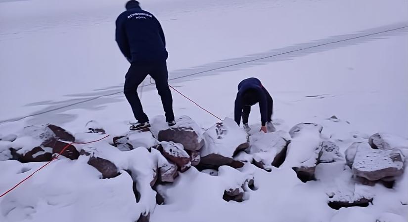 Besétált a Balaton jegére egy férfi