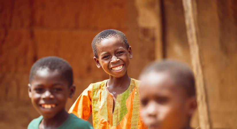 Árvaházturizmus, emberkereskedelem – amikor a jó szándék veszélyessé válik