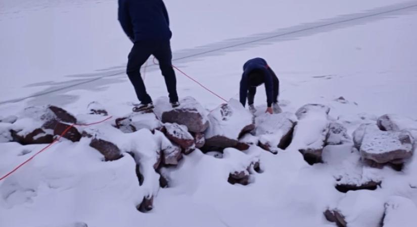 Megbírságoltak egy férfit, aki besétált a Balaton jegére