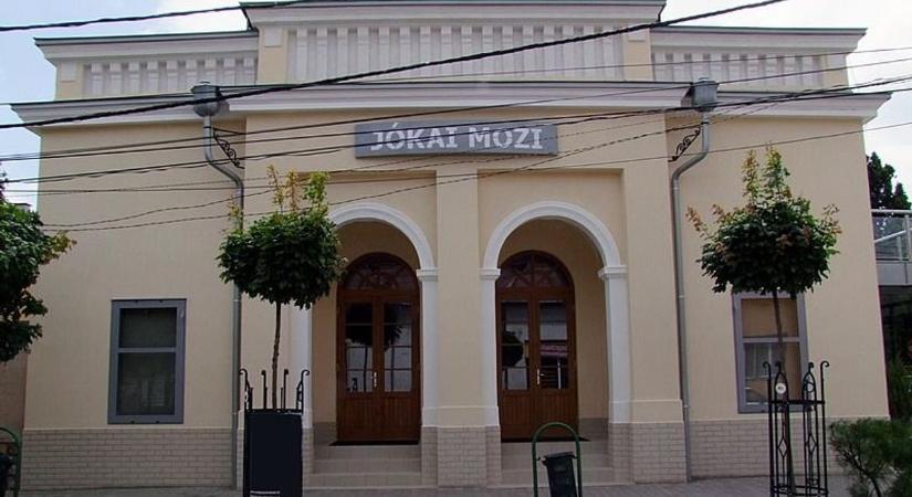 Újra teljes fényében ragyog a komáromi filmszínház: 40 milliós mozigép érkezett a Jókai Moziba