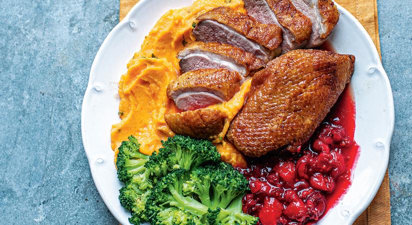 Kacsamell piros bogyós gyümölcsmártással, sütőtökpürével és vajas brokkolival