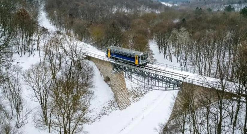 A hó miatt hosszabb menetidőre kell számítani a vonat- és a buszközlekedésben