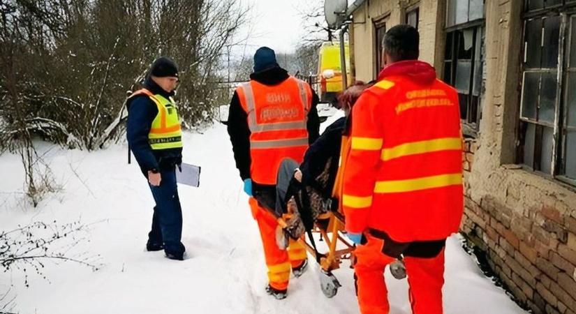 A fagyhaláltól mentettek meg a rendőrök egy idős asszonyt