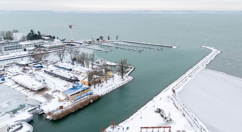 A jégre lépett, bírságot kapott egy fiatal a Balatonnál