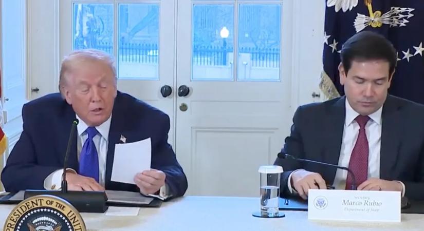 Mindenki felröhögött, amikor Trump beolvasta Rubio odacsúsztatott üzenetét a venezuelai olajról szóló sajtótájékoztatón