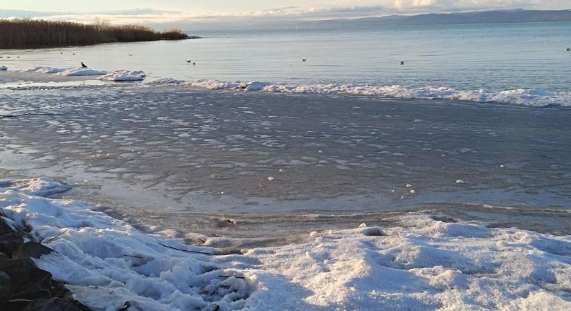 Elképesztően gyors volt az átalakulás a Balatonnál – egy héten át figyeltük, hogyan tűnik el a víz