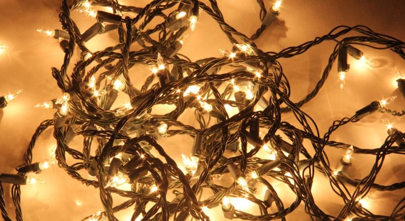 Így nem fog összegabalyodni – Három remek tipp a karácsonyi égősor tárolására