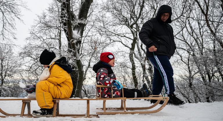 Hólapátért és szánkóért versenyeznek: üzlet lett a nagy havazásból