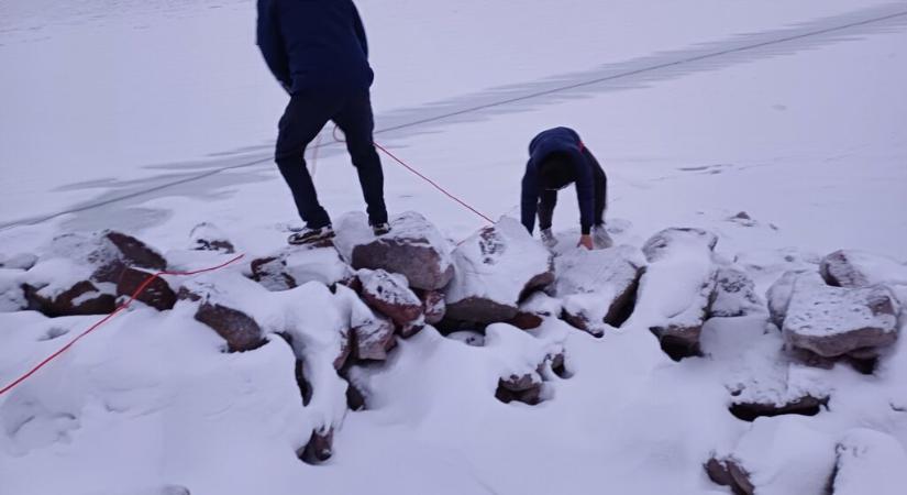 Az életével játszott egy férfi a Balaton jegén