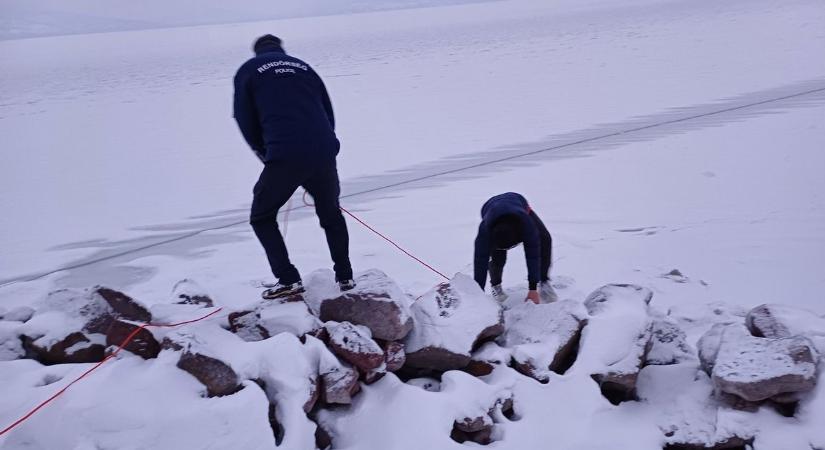Besétált a Balaton jegére, megbírságolták a fonyódi rendőrök